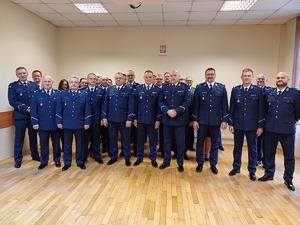 wspólne zdjęcie policjantów biorących udział w uroczystości