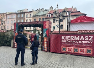 funkcjonariusze, w tle kiermasz