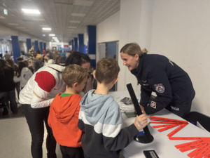 policjantka drogówki pokazuje uczestnikom gadżety policyjne