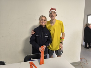 policjantka pozuje do zdjęcia z uczestnikiem turnieju