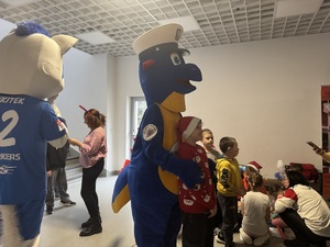 policyjna maskotka pozuje do zdjęcia z dzieckiem