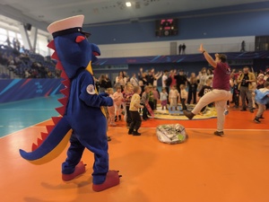 policyjna maskotka tańczy na parkiecie, w tle dzieci