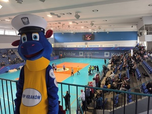 policyjna maskotka, w tle trybuny