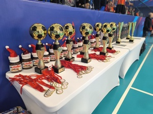 puchary i medale na stole