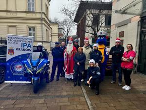 policjanci i personel medyczny pozują do zdjęcia