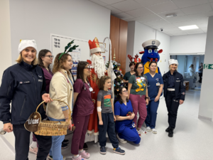 zdjęcie policjantów i personelu przy choince
