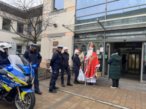 policjanci i mikołaj przed szpitalem