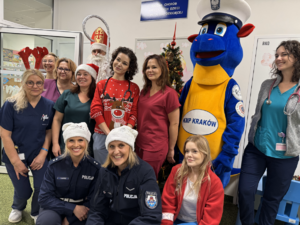 funkcjonariusze mikołaj i bazyli przy choince