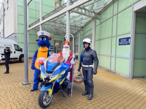 mikołaj na motocyklu, obok policjant i maskotka