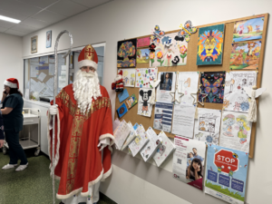 mikołaj obok prac plastycznych