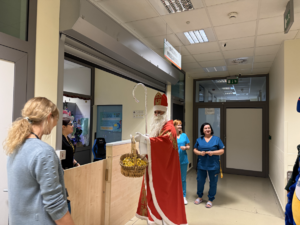 mikołaj wręcza cukierki personelowi medycznemu