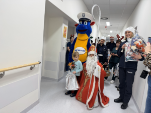 mikołaj, bazyli, dziecko z prezentem