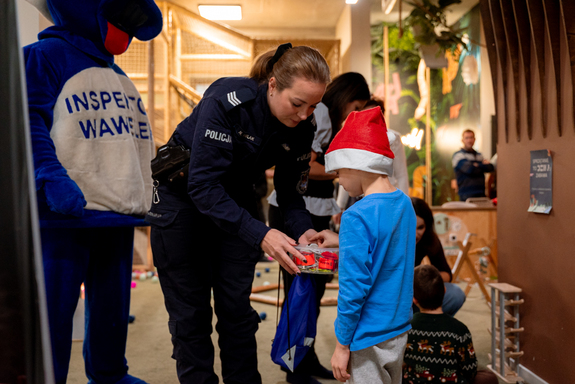 policjantka wręcza upominki dziecku
