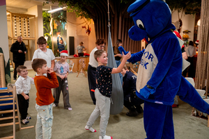 wawelek przybija piątke z chłopcem