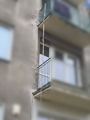 widok na line spuszczoną z balkonu