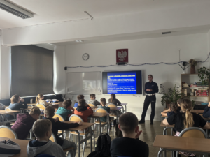 uczniowie w sali lekcyjnej, w tle policjantka2