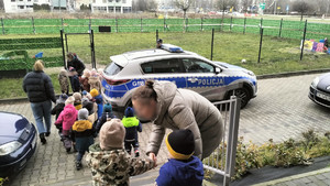 dzieci idą oglądać radiowóz