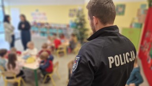 dzielnicowy, w tle dzieci