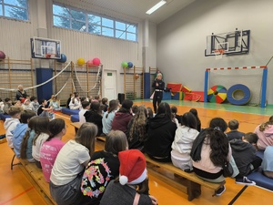 sala gimnastyczna i uczniowie