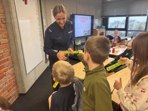 policjantka rozdaje odblaski