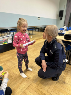 dziecko obok policjantki.