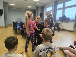 dzieci i policjantka