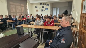 4 sala lekcyjna, uczniowie i policjant w ławkach