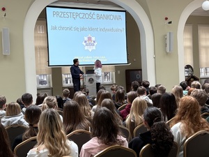 Policjant Prewencji w trakcie prelekcji dla uczniów