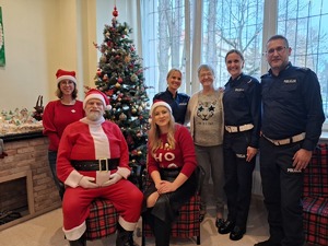 2 Policjanci, przy choince, obok mikołaj