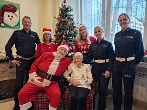1 Policjanci z mikołajem i seniorką