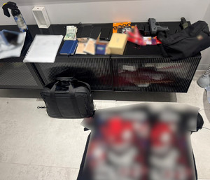 zabezpieczone telefony komórkowe, butla z gazem, broń oraz inne przedmioty