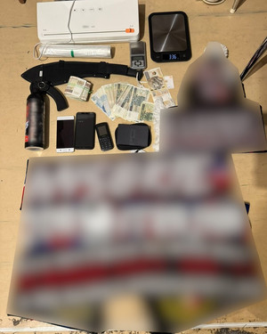 zabezpieczone telefony komórkowe, maczeta, butla z gazem, wagi elektroniczne oraz przedmioty z emblematami jednego z klubów piłkarskich