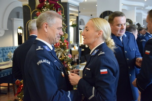 Policjant i policjantka w trakcie składania życzeń świątecznych