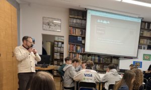 uczniowie rozwiązują zadania