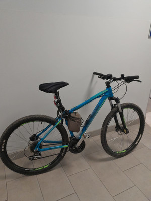 zabezpieczony rower oparty o ścianę w jednostce policji