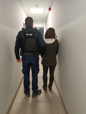 dzielnicowy i zatrzymana kobieta