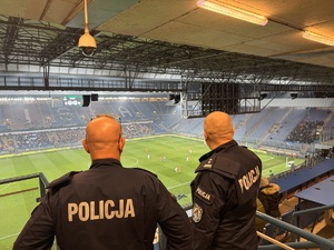 dowodzący zabezpieczeniem policjanci obserwują sytuację na stadionie