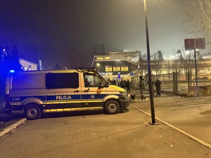 oznakowany radiowóz zaparkowany na jednej z ulic w rejonie Stadionu Miejskiego w Krakowie