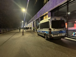 oznakowany radiowóz zaparkowany przy Stadionie Miejskim w Krakowie