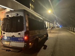 oznakowany radiowóz zaparkowany w rejonie Stadionu Miejskiego w Krakowie