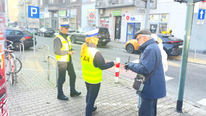 policjantki rozdaja upominki