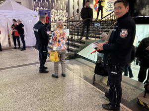 policjanci i ludzie na hali