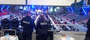 policjantka i policjant, w tle wigilia