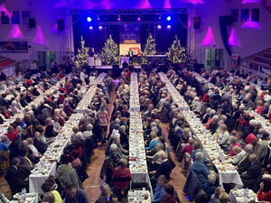 stoły wigilijne, seniorzy siedzą