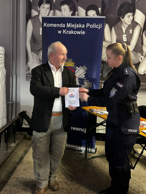 umundurowana policjantka w trakcie rozmowy z uczestnikiem wydarzenia