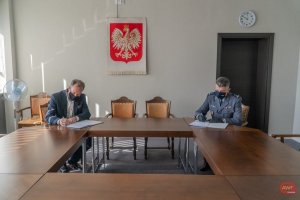 mł. insp. Zbigniew Nowak oraz rektor prof. dr hab. Andrzej Klimek w trakcie podpisywania porozumienia.