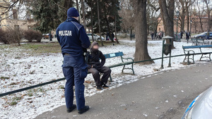 1 policjant legitymuje mężczyznę