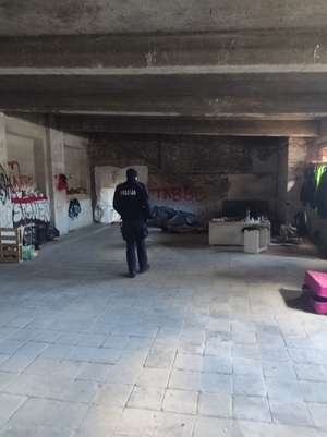 3 Policjant kontroluje pustostan