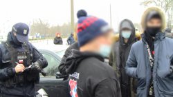 policjant legitymujący kibiców