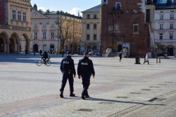 policjanci patrolujący krakowski rynek